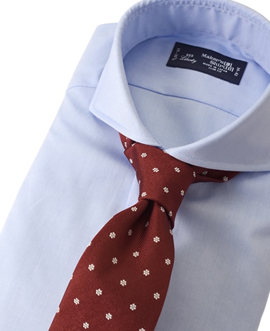 カッタウェイにネクタイを合わせるときは「太幅ネクタイ」を「ウィンザーノット系」の結び方で。どちらか一方でも欠けると、ネクタイが細く見え過ぎてバランスが崩れてしまうのです。
